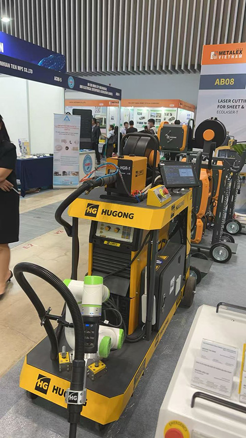 1761015890726155.jpg 4上海滬工展出的激光焊機設備.jpg